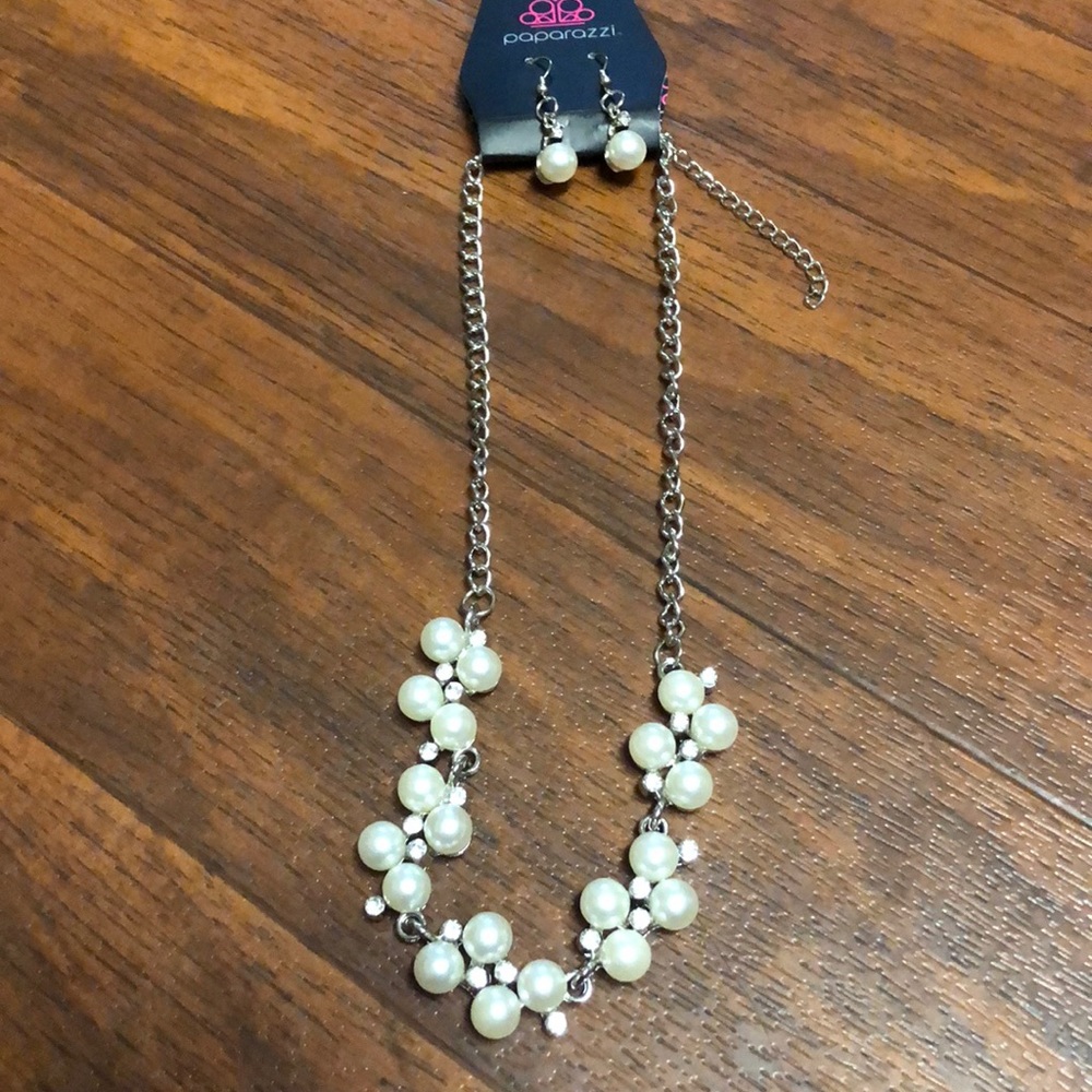 BOGO 🥳 🌟Matching earrings and necklace set